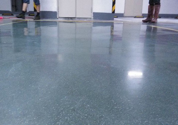 工業(yè)車間使用混凝土密封固化劑的好處