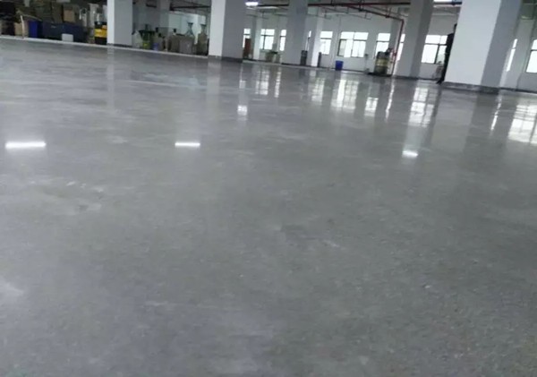耐磨地坪如何防止地面起砂
